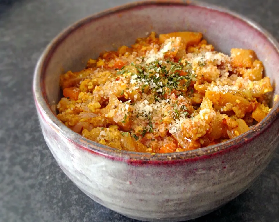 単身赴任の昼ごはん  豆腐と根菜のキーマカレー丼|ぽんたさん