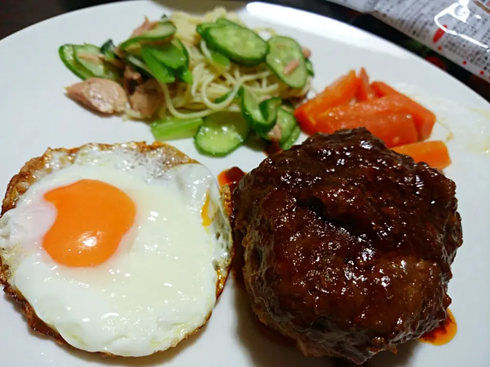 普通の夕食　ハンバーグとスパサラ、グラッセ|ミチルさん