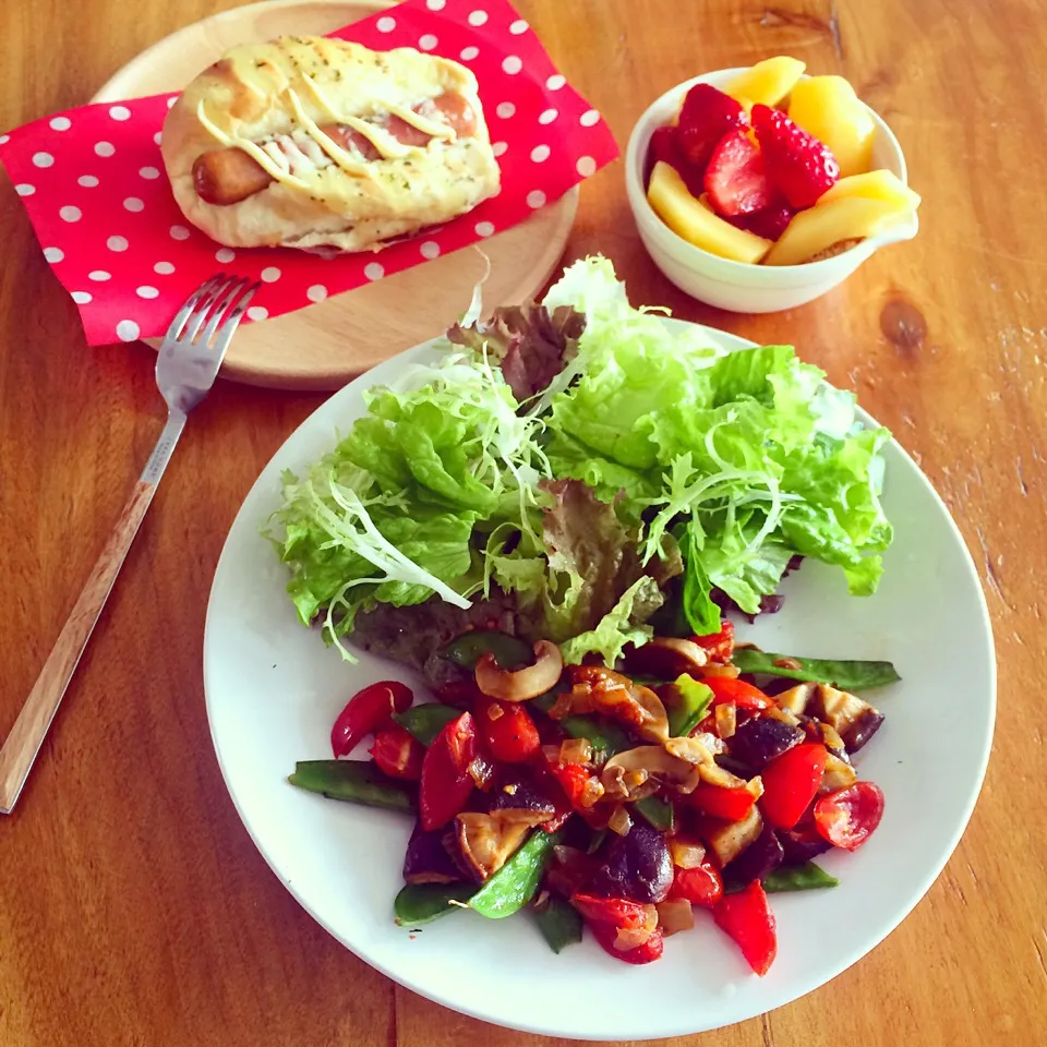 Stirred fry mushroom, tomato and green pea with green salad|何穎さん