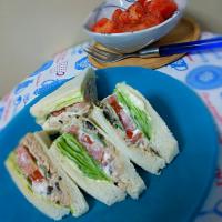 朝ごパン  ツナサンド&トマトサラダ～🎵