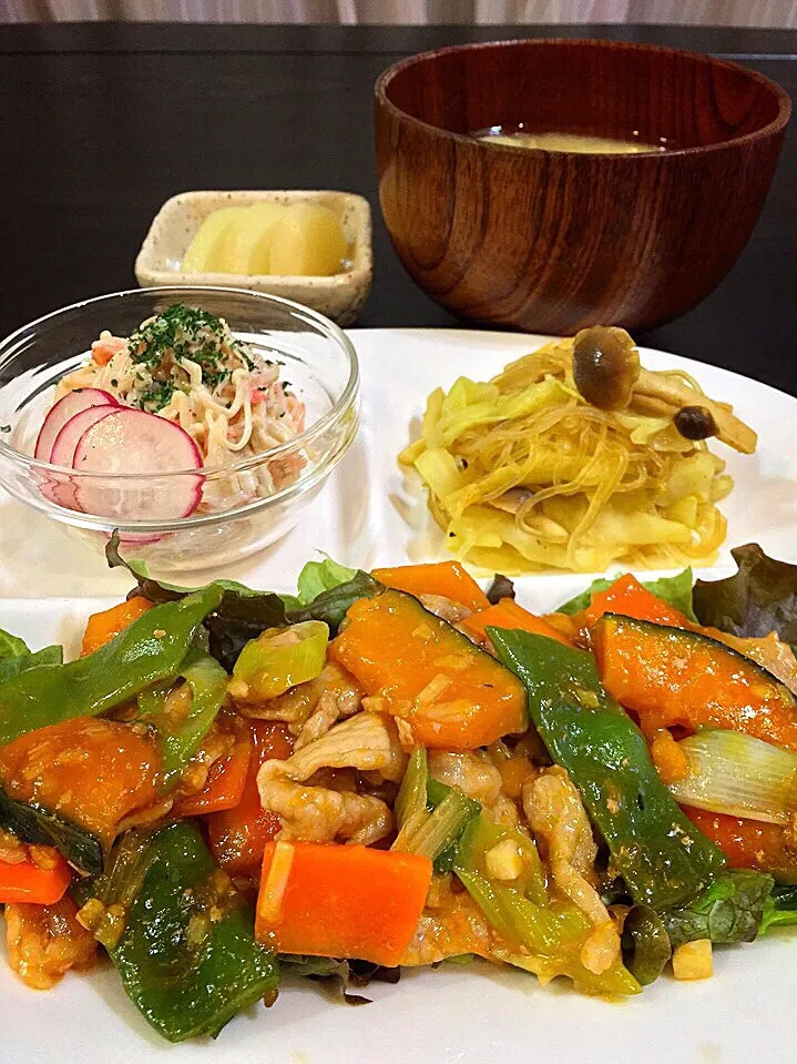 Snapdishの料理写真:⭐️豚肉とカボチャのオイスター炒め
⭐️春雨とキャベツのカレー炒め
⭐️えのきとカニカマのサラダ
⭐️ジャガイモと玉ねぎの味噌汁
⭐️たくあん|よっちぃさん