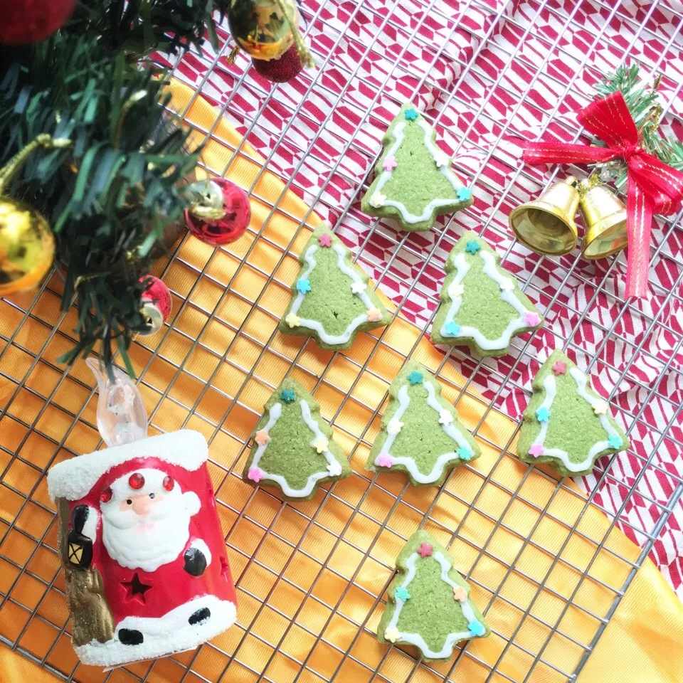 Snapdishの料理写真:抹茶ショートブレッド  🎄 Matcha shortbread 🎄 with icing & colored ⭐️|coxiella24さん