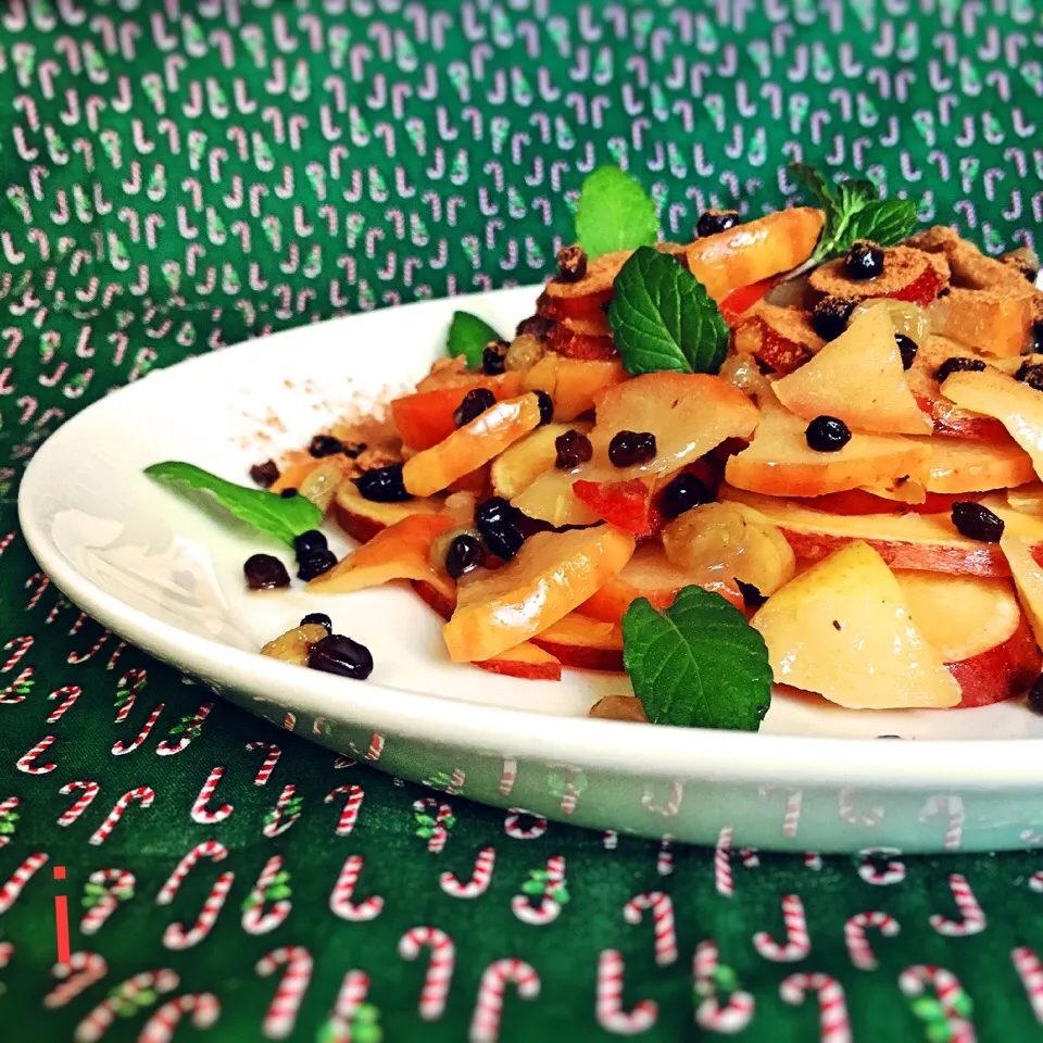 リンゴとさつまいもの重ね煮 シナモンを効かせて🍎🍠 【Simmered apple and sweet potato topped w/ cinnamon】|izoomさん