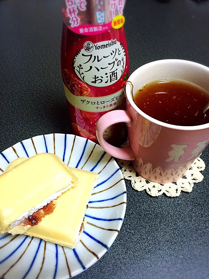 Snapdishの料理写真:生姜はちみつ紅茶＋フルーツとハーブのお酒、あずき最中アイス|rakky7さん