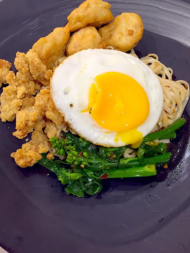 Homemade dry noodle with popcorn chicken,nugget,sunny side up n baby kailan :)|ginochanさん