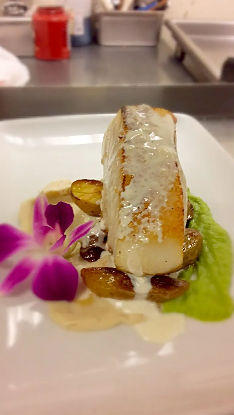 Snapdishの料理写真:Pan seared Sea Bass with roasted fingerling potatoes cauliflower & truffle  puree and sweet pea puree|robert denboさん