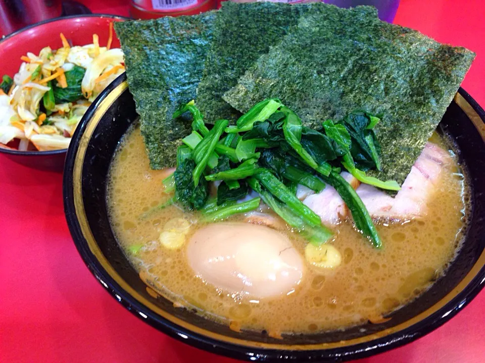 Snapdishの料理写真:吉村家のチャーシュー麺、味玉。野菜畑|幸家さん