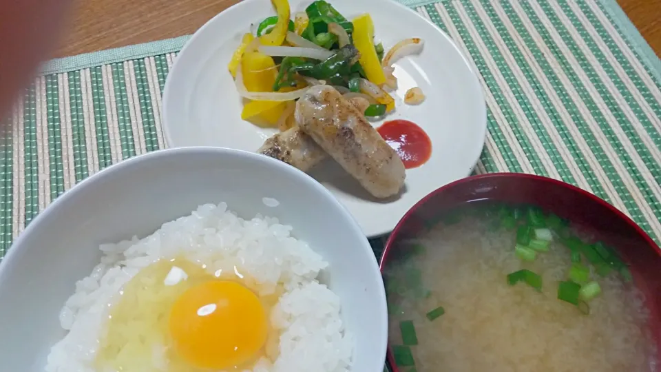 Snapdishの料理写真:生たまごかけご飯
味噌汁
野菜炒め
カサゴの魚肉ソーセージ|あぁちゃんさん