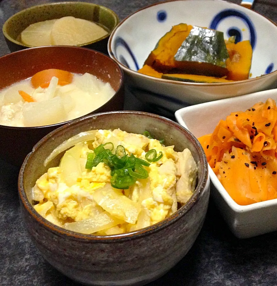 晩ごはん  親子丼 西洋南瓜「ロロン」の煮物 人参の浅漬け 粕汁 大根煮|ぽんたさん