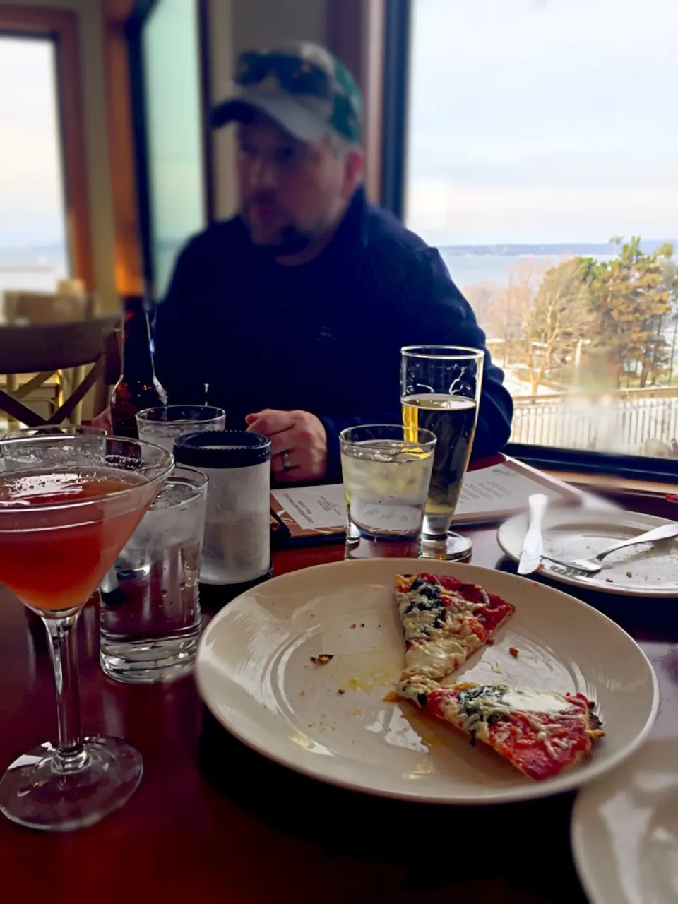 Caprese flatbread pizza & cranberry ginger martini|Liesel Ryanさん