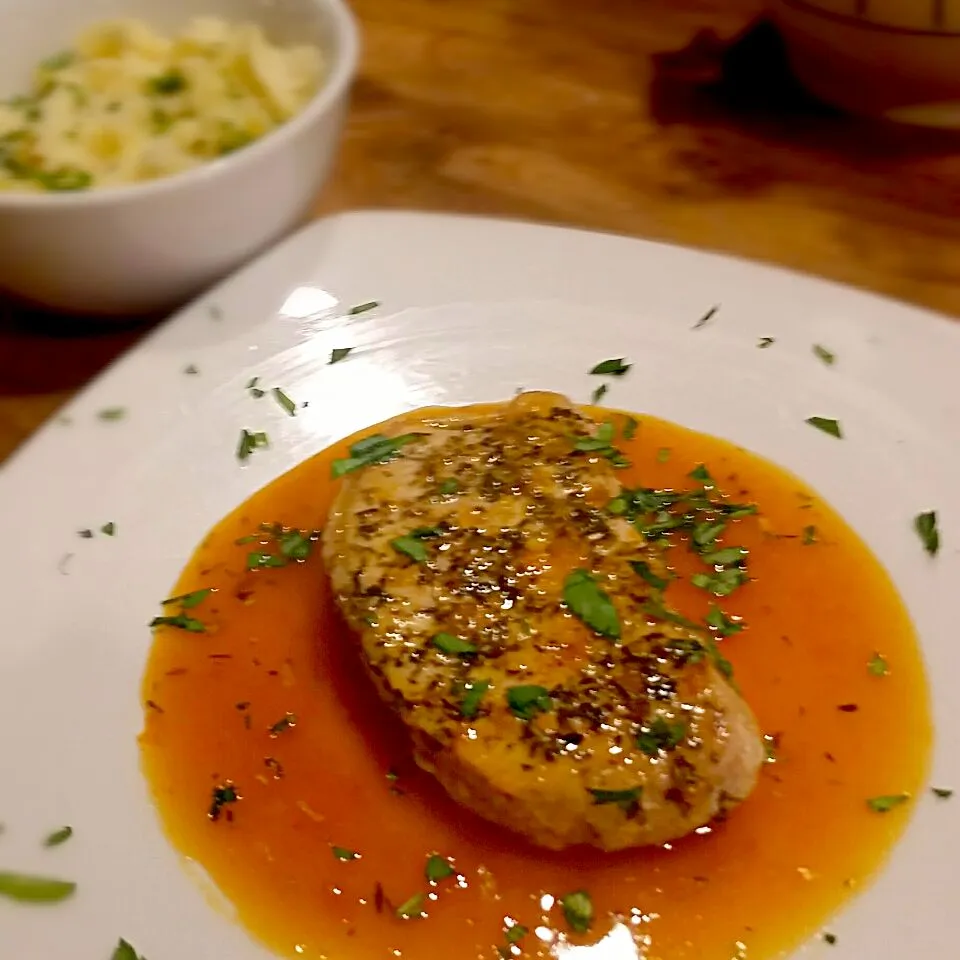 Healthy grilled apricot rosemary thyme pork chops, sugar free apricot preserves, fresh rosemary & thyme, sriracha, salt pepper, side of parmesan pasta.|Cooking My Butt Offさん