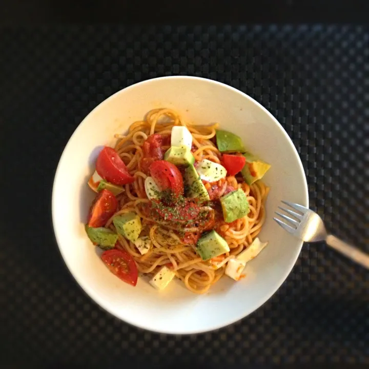 トマト、モッツアレラ、アボカドのパスタas blunch🍝✨🍅|K.Sさん