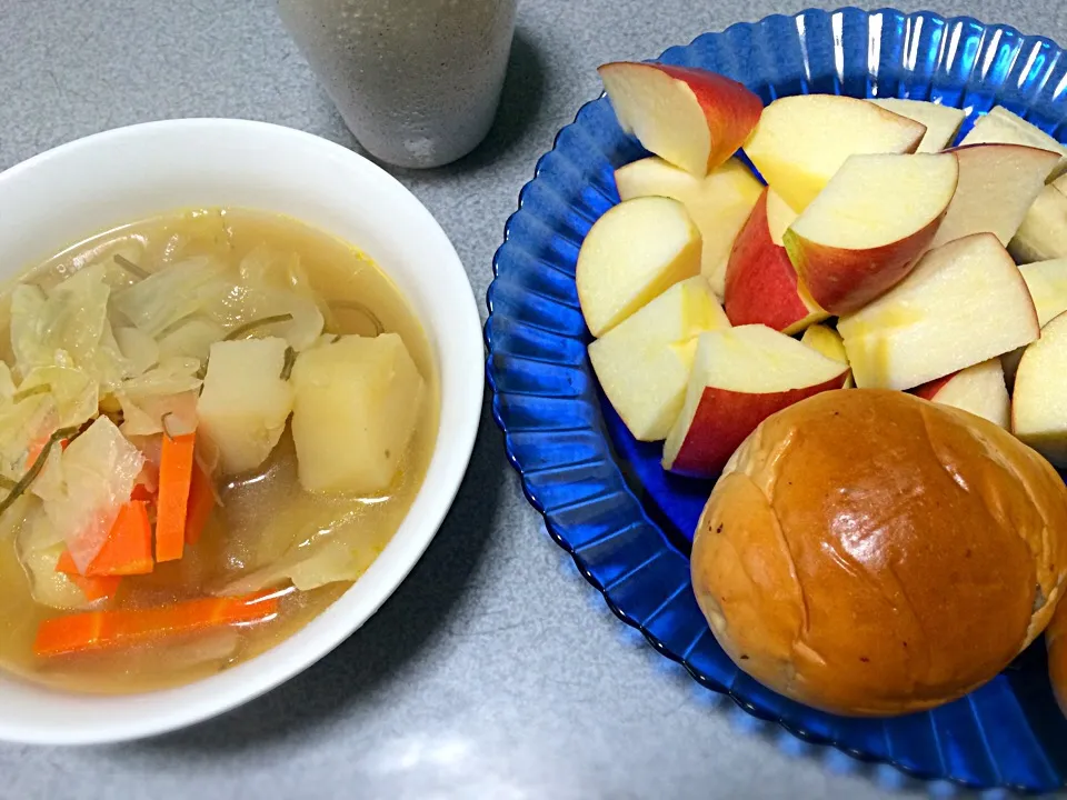 野菜スープとりんご、バナナ、レーズンパン|gekoさん