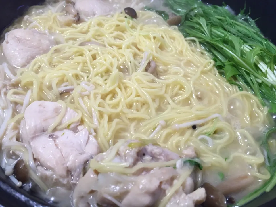 塩鶏鍋の〆のラーメンじゃけん^ ^|たぁちさん