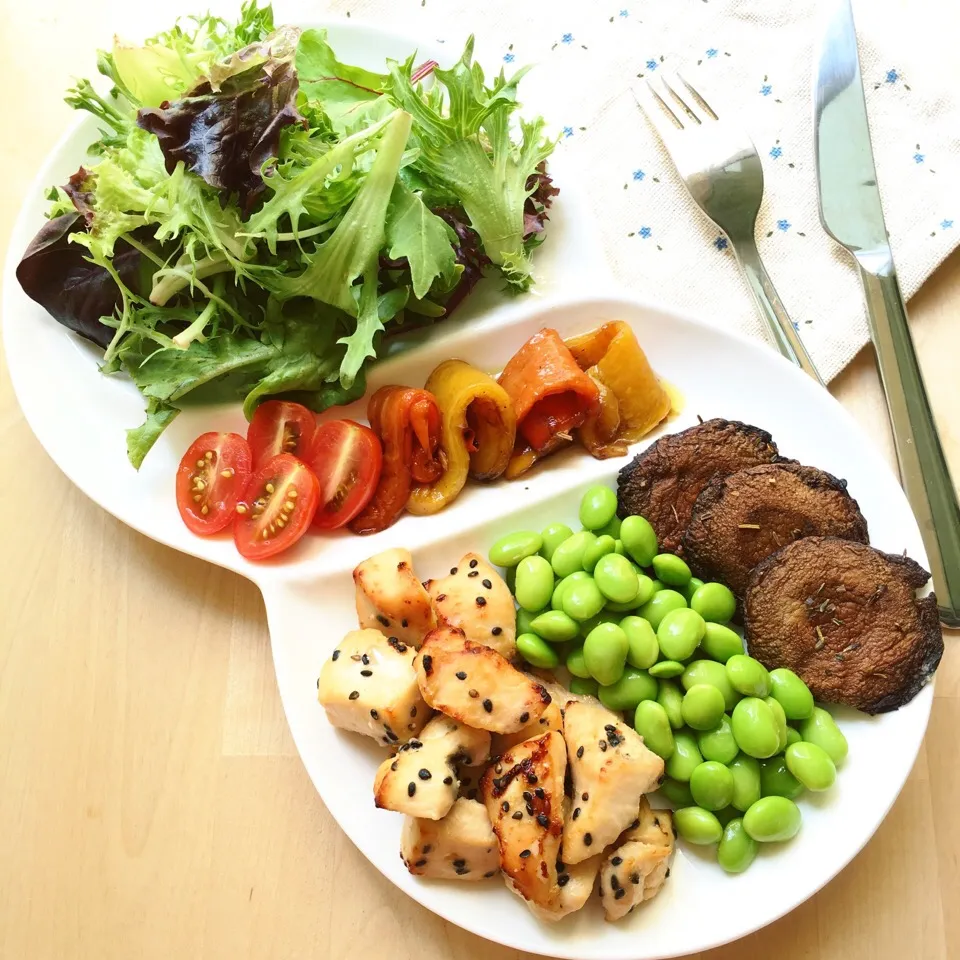 Grilled miso-sesame chicken breast cubes, grilled baby portobello, 枝豆, salad|coxiella24さん