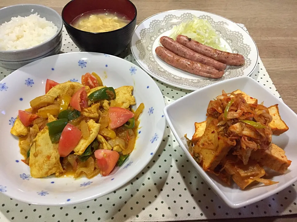 胸肉と野菜トマトカレー炒め・厚揚げのキムチ炒め・ウィンナー炒め・モヤシかき卵味噌汁〜12/21晩御飯|まーままさん