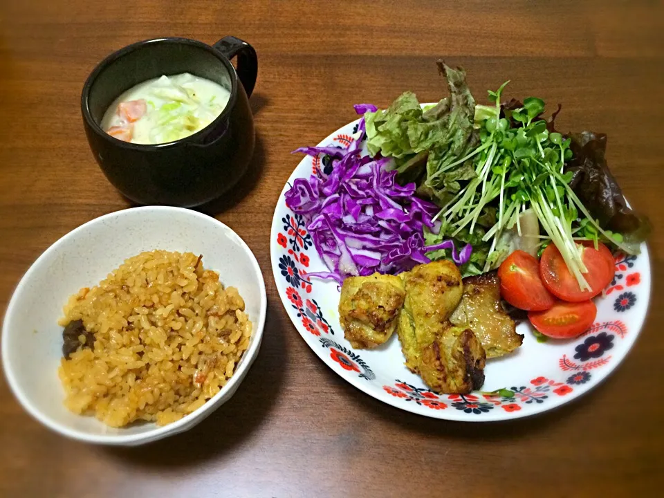 Snapdishの料理写真:サラダとタンドリーチキン
かしわごはん
白菜とにんじんのクリームシチュー|もりたんさん