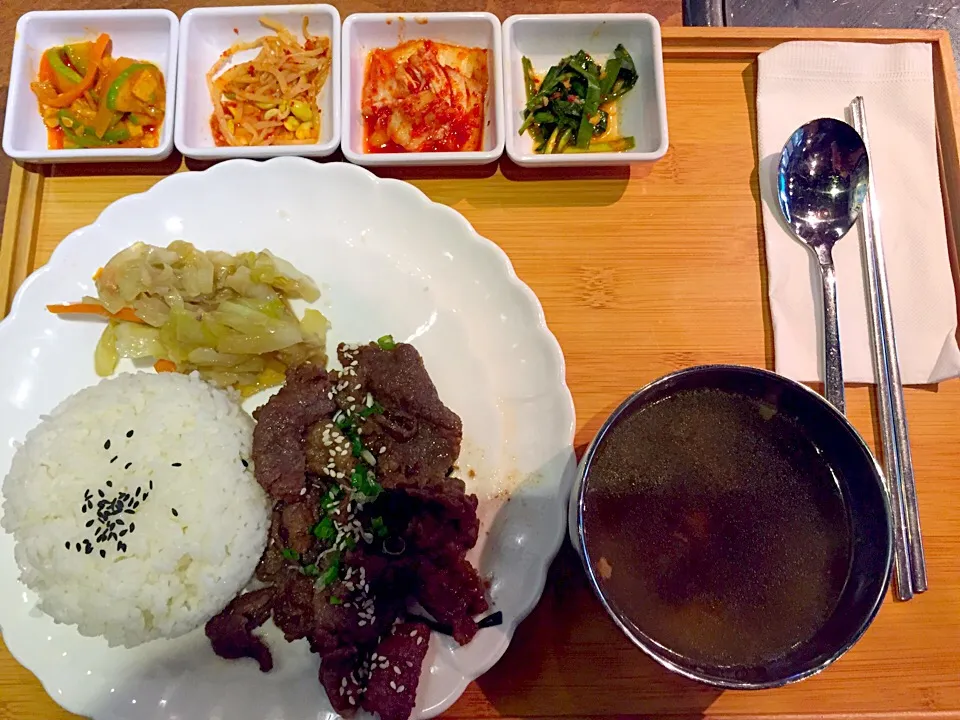 Bowl of rice served with stir fried beef in a soy sauce|Sky Blueさん