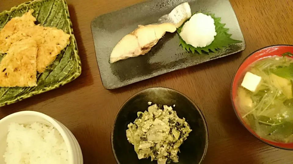 Snapdishの料理写真:さわらの塩焼き、水菜玉葱豆腐のお味噌汁、キャベツと海苔の胡麻塩サラダ、じゃが明太焼き|アンジェさん