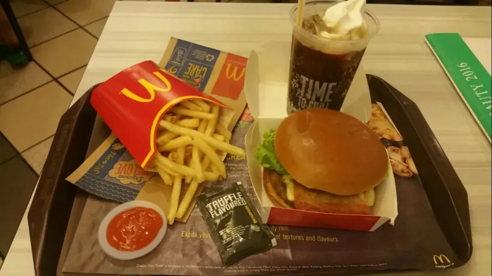 club burger with truffle flavoured fries and coke float|秋平さん