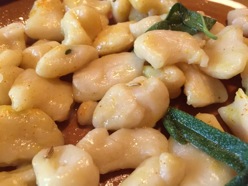 #gnocchi FRESCHI con burro, salvia, curcuma, semi di finocchio.

#cucina #ricette|matteo pisanoさん