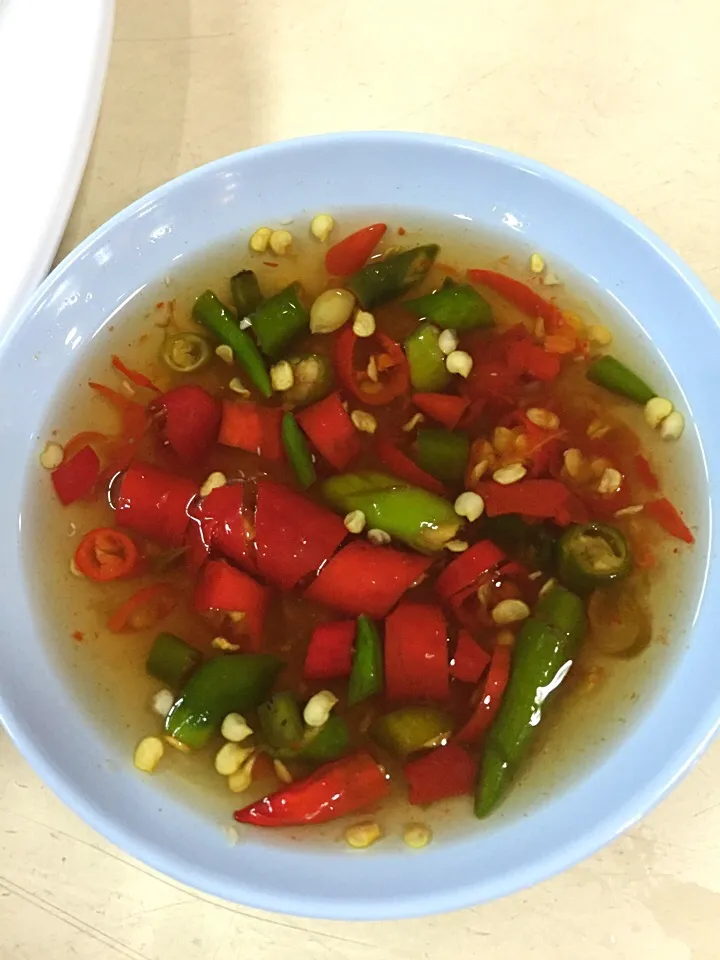 ขาดไม่ได้เลยคืออันนี้ fish sauce with fresh  hot thai chili|Wasiapha Maigate Na Krungtepさん