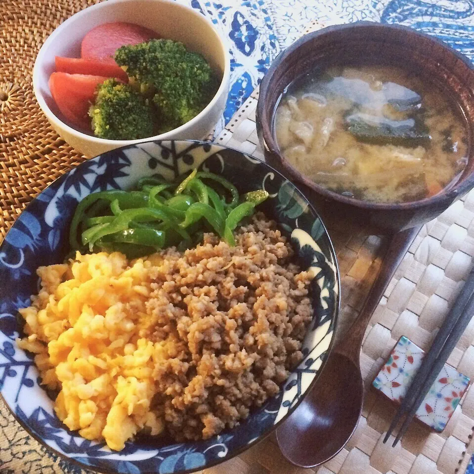 Snapdishの料理写真:三色そぼろ丼の朝ごはん|shizuhoさん