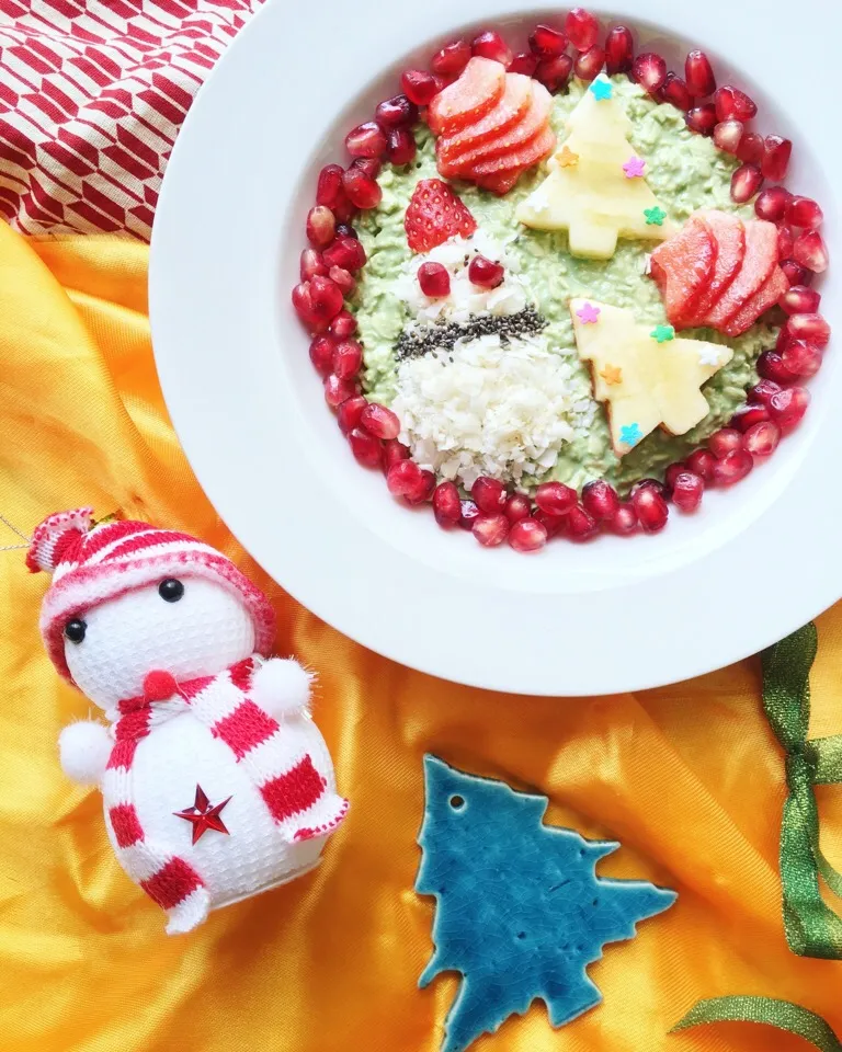 ⛄️ vs ⛄️. 🎄 vs 🎄. Matcha overnight oats with coconut ☃️, strawberry ⭐️,  apple 🎄 & pomegranate|coxiella24さん