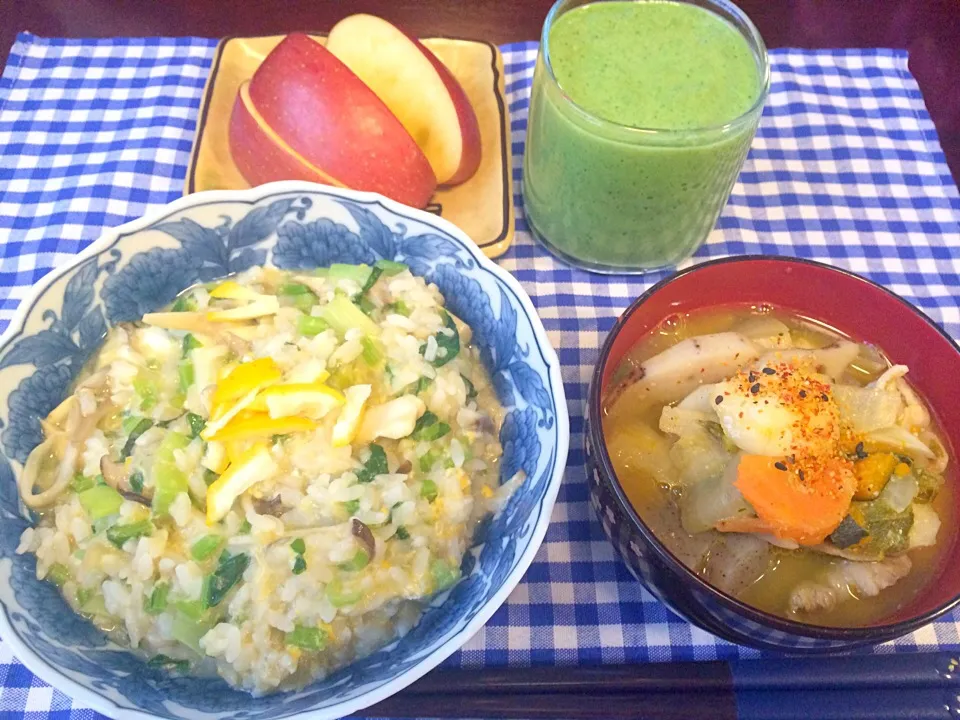 Snapdishの料理写真:喉が痛いので全部生姜たっぷりメニュー

豚汁
余った野菜でお粥
スムージー

暖房付けっ放ししで寝たから多分乾燥が原因…(｡-_-｡)
早く治りますように✨|♥️さん