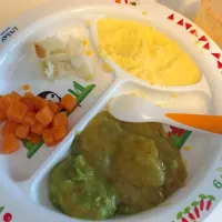 Home made baby's big breakfast - egg yolk, bread, avacado, sweet potato cubes|catwoollyさん