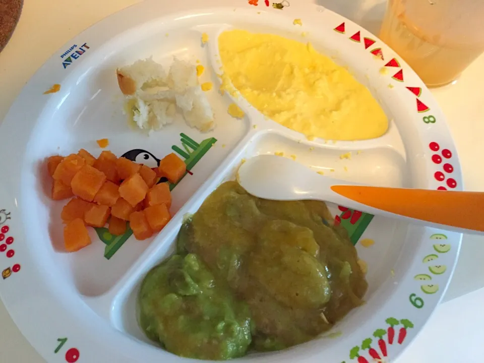 Home made baby's big breakfast - egg yolk, bread, avacado, sweet potato cubes|catwoollyさん