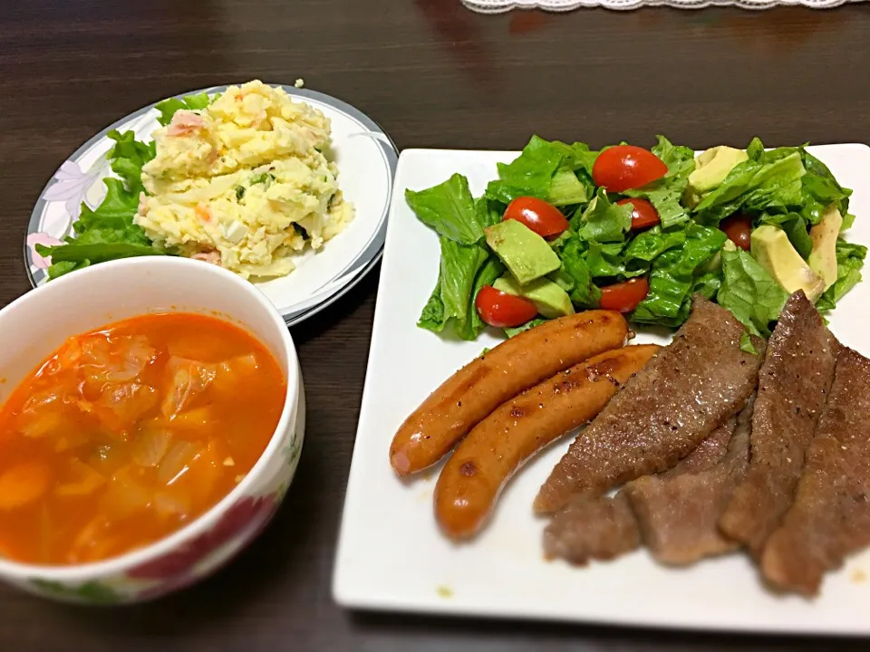 焼肉
ソーセージ
トマトとアボカドのサラダ
ポテトサラダ
ミネストローネ|manamariさん