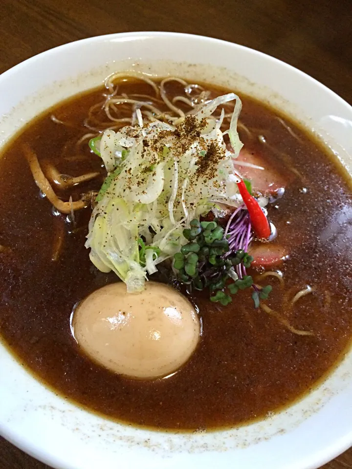 ヤマシロの黒辛醤油ラーメン|もにもにかさん