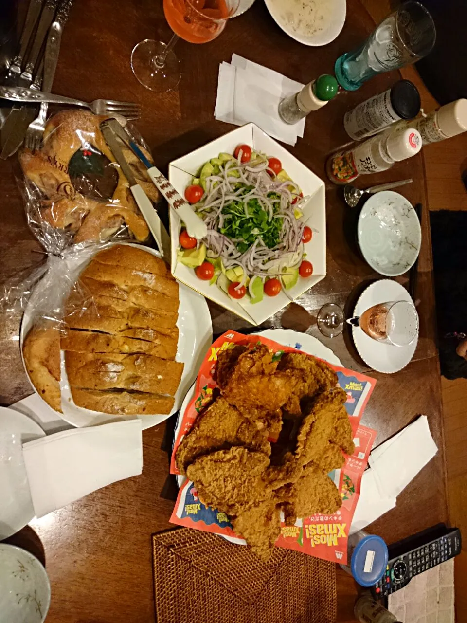 Snapdishの料理写真:クリスマス！　モスチキン、コストコピザとかおいしい！|そるばーさん