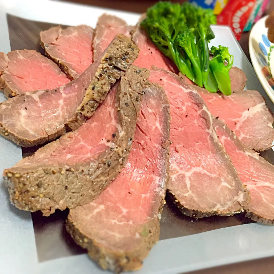 Christmas🎄パストラミビーフ風ローストビーフ…パパがカットしたから、かなり厚切り〜🎵|🍓ふみふみ🍓さん