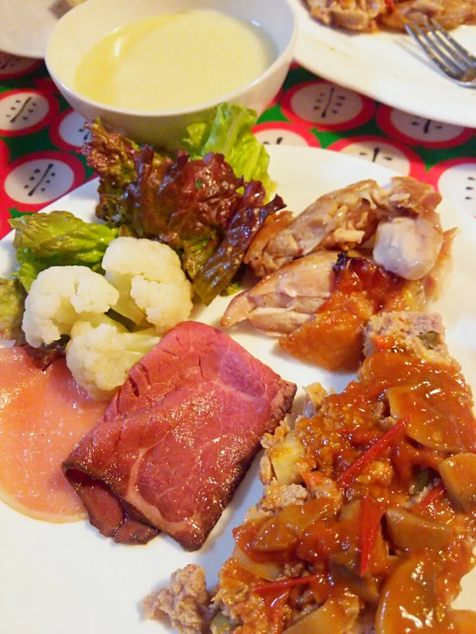 クリスマスメニュー第1弾。ローストチキン、ミートローフ、さつまいもポタージュ、ハムとローストビーフとサラダ。|fairymessieさん