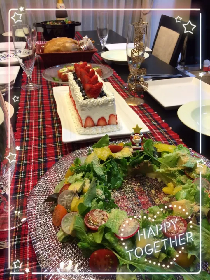 Snapdishの料理写真:今年は子供達がケーキ作って、主人がリースのサラダ作って、楽しいクリパー🎄|tomoさん