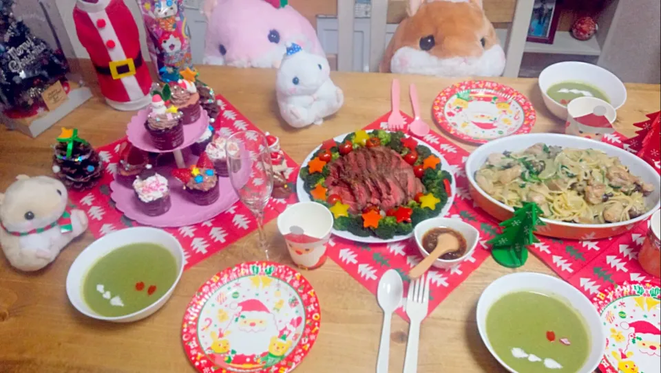 Snapdishの料理写真:我が家のクリスマスパーティー2015☆彡

ローストビーフ☆鶏肉としめじとほうれん草ホワイトソーススパゲティ☆ブロッコリーのポタージュ☆カップケーキ|ぎるママさん