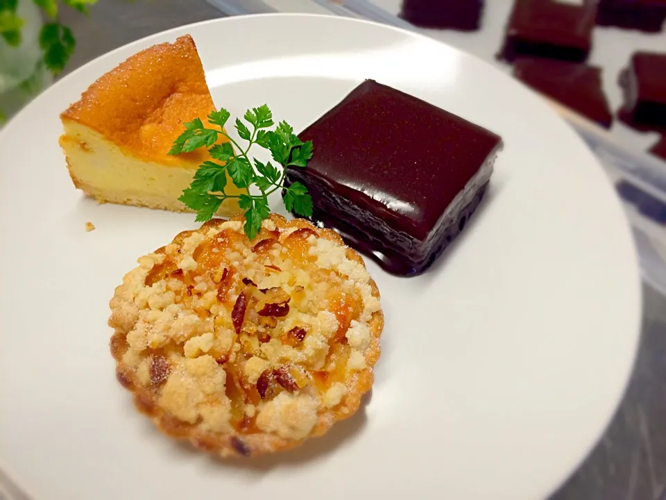 Apple tart, cheesecake and chocolate cake|cheesyさん