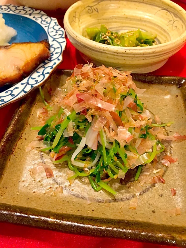 Snapdishの料理写真:ゆっこちゃんの 豆苗とカニカマの昆布茶和え♡♪|まるまさん