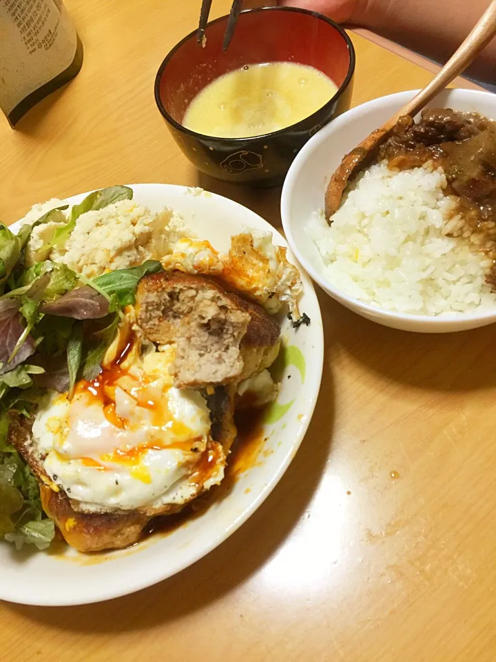 Snapdishの料理写真:豚ミンチとおからのハンバーグ。目玉焼きのせのおからとポテトサラ、ベビーリーフ添え。2015.12.24|yukirinさん