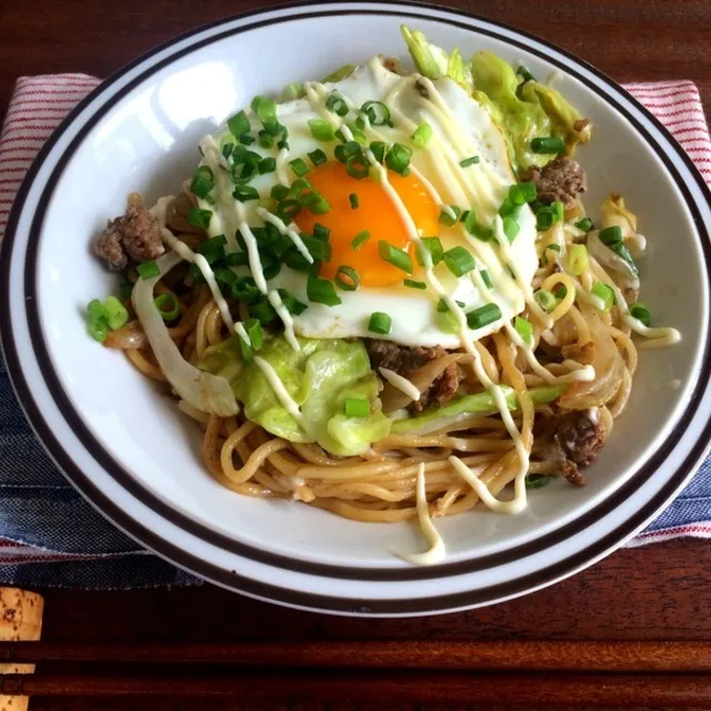 山本ゆりさんの目玉焼き乗せひき肉ソース焼そば #レシピブログ #RecipeBlog|レシピブログさん