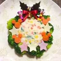 Snapdishの料理写真:ディズニー風クリスマスリースサラダ(*´∀｀)|ゆいママンさん