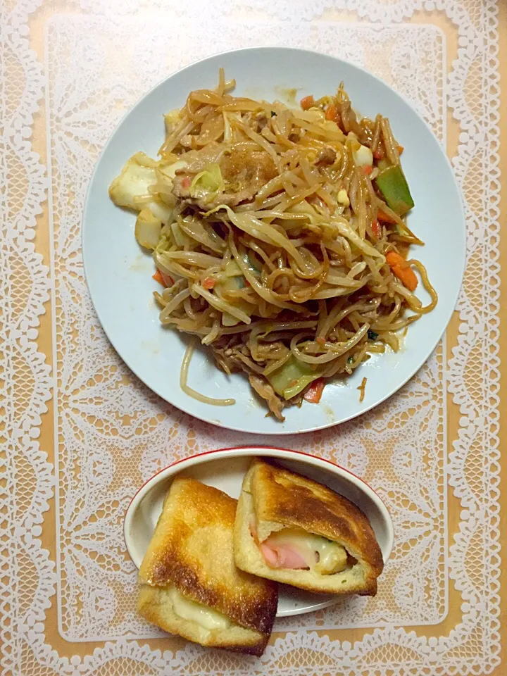 Snapdishの料理写真:蒟蒻焼きそばと油揚げピザ包み|みぃさん