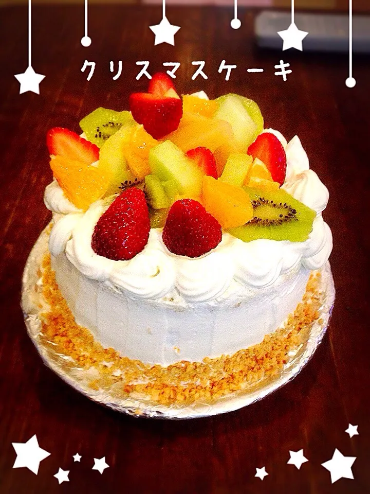 Snapdishの料理写真:フルーツいっぱいクリスマスケーキ|のんぷさん