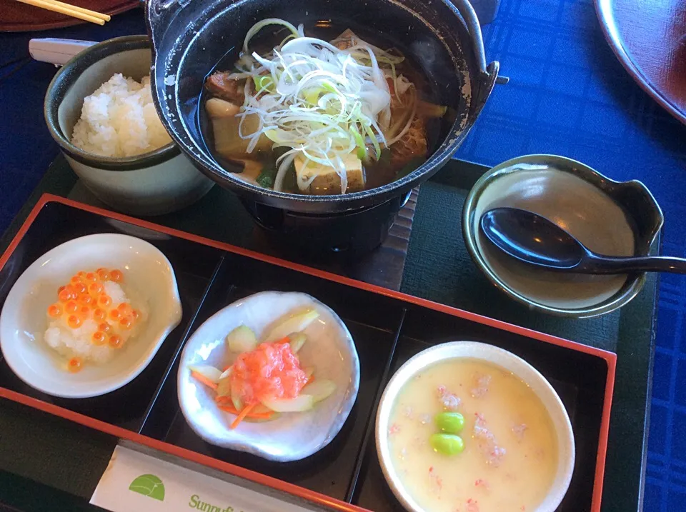 Snapdishの料理写真:⛳️ゴルフ飯😋「熱々牛モツ鍋と賞味膳」|アライさんさん