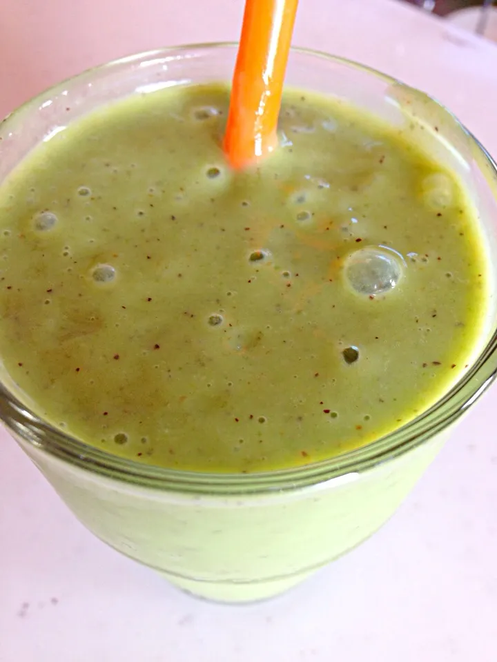 Snapdishの料理写真:Avocado kiwi smoothie|viviさん