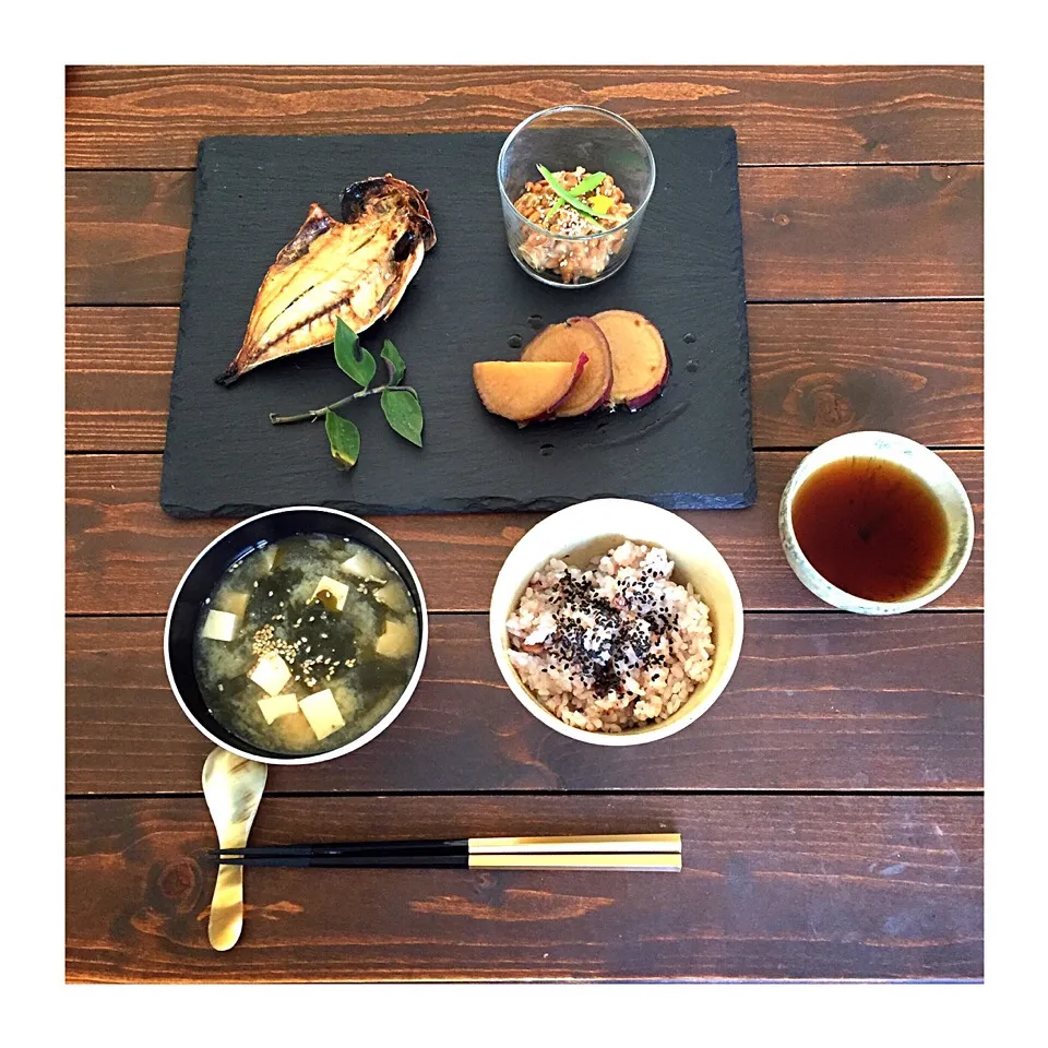 🍃本日の朝食 🌿🍃
〜 鯵の開き、納豆、さつまいもの甘辛煮、十六穀米、お豆腐とわかめのお味噌汁〜|welcomeizumiさん