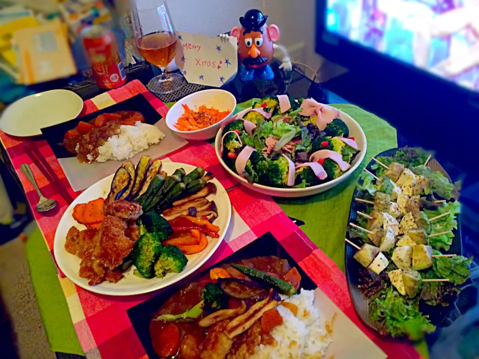 Snapdishの料理写真:焼き野菜チキンカツカレー
アボガドカプレーゼ
リースサラダ
にんじんのマヨポンサラダ|みきさん