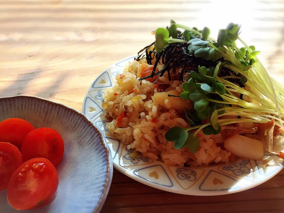 海老、イカ、ホタテの混ぜご飯、トマト。|pepiさん